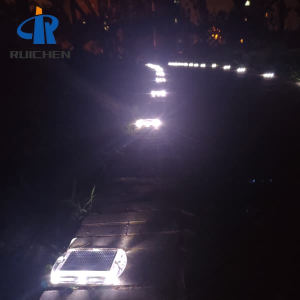 Embedded Solar Cat Eyes Stud In Japan For City Road